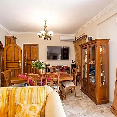 Paradise Bar Lejlighedshotel 4*